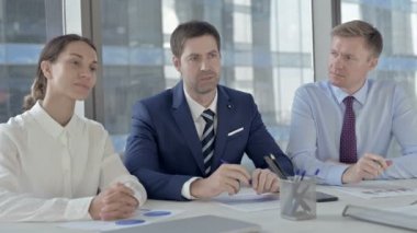 Ofis Tablosuna Giriş Yapan Orta Yaşlı İş Adamları