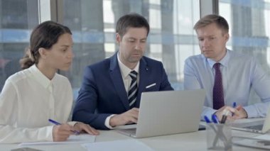 Orta Yaşlı İşadamı Laptop Kullanma ve Ofis Masasında Yardımcılarına Açıklama