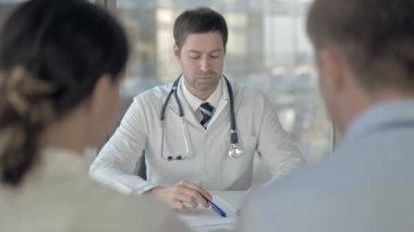 Orta Yaşlı Doktor ile Sohbet Çift Arka Arka Görünümü