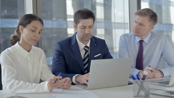 Compartilhamento de pessoas de negócios Relatório através do laptop e elaboração de documentos na tabela do Office — Vídeo de Stock