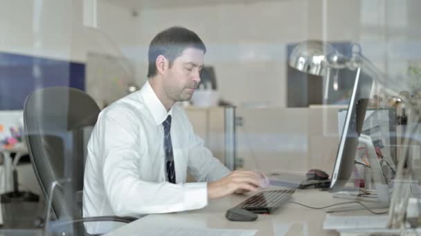 Zieke middelste leeftijd zakenman werkt op kantoor computer en het hoesten — Stockvideo