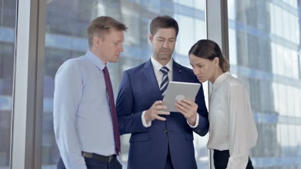 Empresários executivos alegres usando Tablet e sorrindo na sala de reuniões — Vídeo de Stock