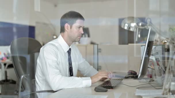 Déçu Moyen Age Homme d'affaires travaillant sur ordinateur de bureau et obtenir choqué 