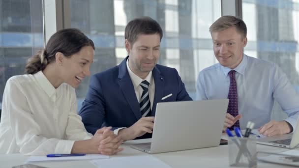 Executive üzleti emberek ünneplése siker és használata laptop az Office táblázat — Stock videók
