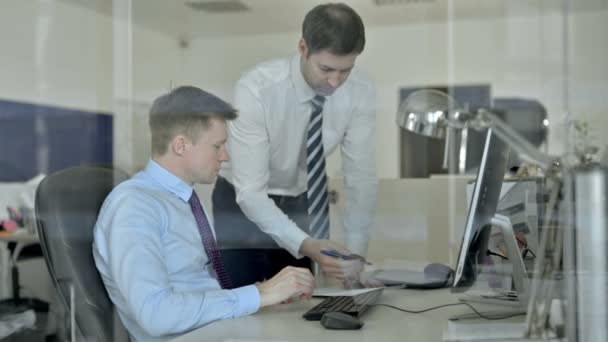 Des hommes d'affaires mûrs bouleversés discutent du document au bureau 