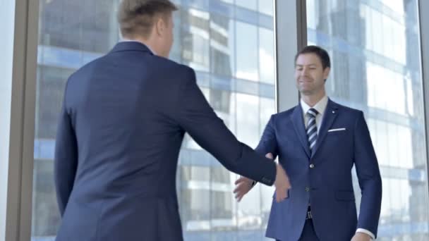 Uomini d'affari di mezza età che tremano le mani e conversano in sala riunioni — Video Stock