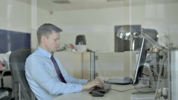 Två mogna affärsmän diskuterar dokument på kontoret tabell — Stockvideo