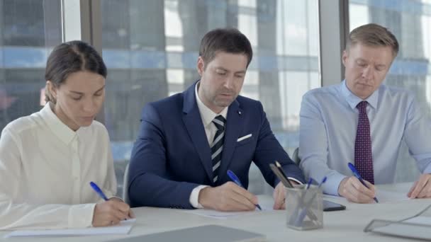 Executive Business People skriver dokument och pratar på Office-bord — Stockvideo