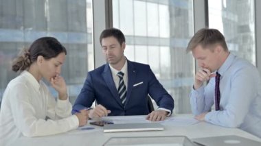Orta Yaşlı İşadamı Yönetim Kurulu Masasında Yardımcıları ile Tartışıyor