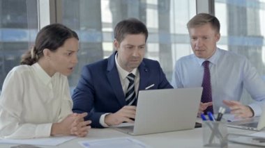 Yönetici İş adamları Office Table Laptop kullanırken Şok olsun