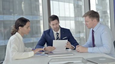 Orta Yaşlı İşadamı Yönetim Kurulu'nda Asistanlarıyla BuluşmaDa Belgeleri Okuyor