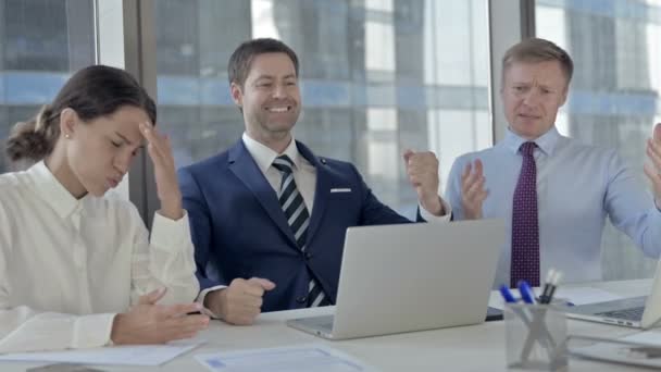 Los ejecutivos de negocios se decepcionan mientras se utiliza el ordenador portátil en la mesa de oficina — Vídeos de Stock