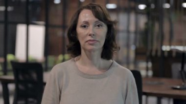 Hırslı Yaşlı Kadın Başparmak Aşağı gösteren