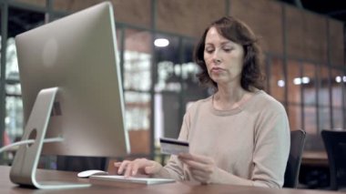 Online Ödeme için Kredi Kartı Kullanma Heyecanlı Yaşlı Kadın