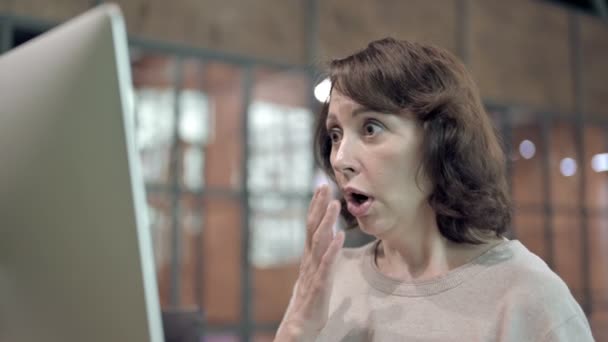Close-up van oude vrouw boos door verlies op het werk — Stockvideo