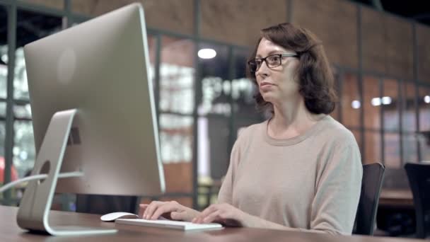 Vecchia stanca con mal di testa al lavoro, dolore alla testa — Video Stock