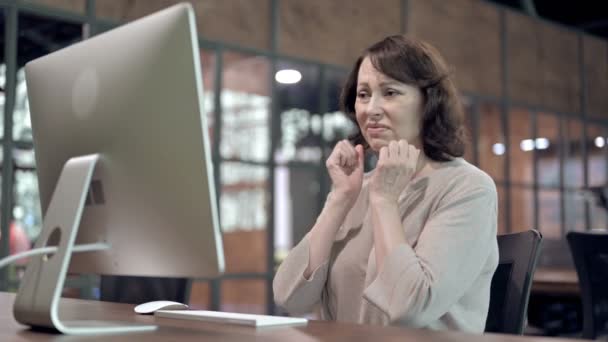 Creative gammal kvinna reagerar på förlust på jobbet — Stockvideo