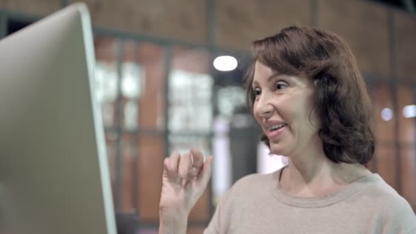 職場の老婦人によるビデオチャットのクローズアップ — ストック動画