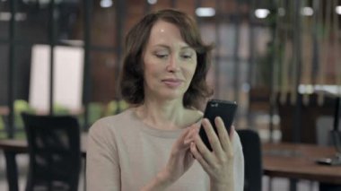 Akıllı Telefon yaşlı kadın tarafından Online Alışveriş