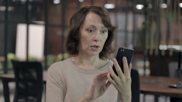 Vecchia donna scioccata dai risultati durante l'utilizzo di smartphone — Video Stock