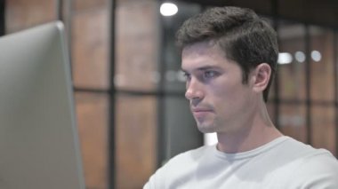 İş Yerinde Kameraya Bakan Genç Adamı Takdir Etmek