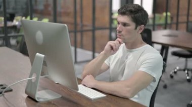 Bilgisayarda Çalışırken Pensive Kıdemli Tasarımcı Düşünme