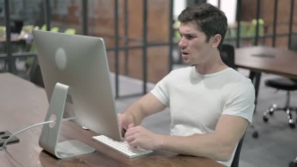 Feszült fiatal férfi fejfájás munkahelyi — Stock videók