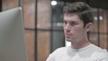 İş Yerinde Boyun Ağrısı Olan Yorgun Genç Adamın Yakın Çekimi