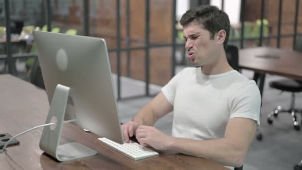 Jeune homme avec douleur au cou au travail — Video