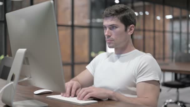 Hombre relajante positivo sentado en el trabajo — Vídeo de stock