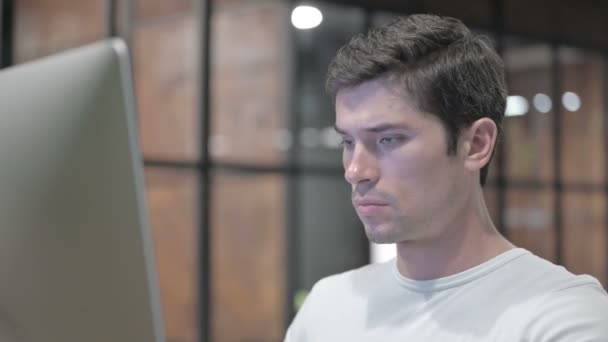 Close-up van jonge man werken op laptop — Stockvideo