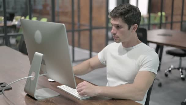 Joven creativo reaccionando a la pérdida en el trabajo — Vídeo de stock