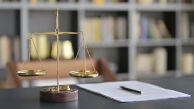 Avukat Masası Belgesi ile Altın Pirinç Dengesi Ölçeklendirmesi