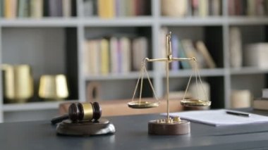 Mahkeme Salonu Masasında Denge Ölçeği ve Çakılların Kapanışı