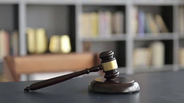 Закрытие Гавела на столе в зале суда — стоковое видео