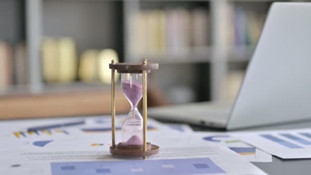 Close Up of Hourglass on Businessman Office Desk — ストック動画