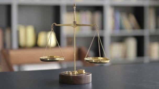 Escala de equilíbrio de bronze dourado na tabela do escritório do advogado — Vídeo de Stock