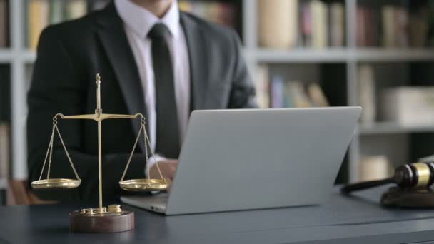 Κοντινό πλάνο Shoot of Law Hand using Laptop in Court Room — Αρχείο Βίντεο