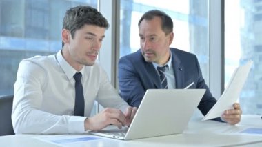 İş Adamları Laptop ve Belgelerde Verileri Analiz Ediyor
