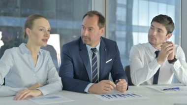 Yönetici İş Adamları Ofis Masasında Konuşma Yapıyor