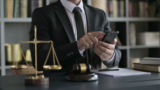Zamknij Shoot of Lawyer Hand za pomocą telefonu komórkowego w sali sądowej — Wideo stockowe