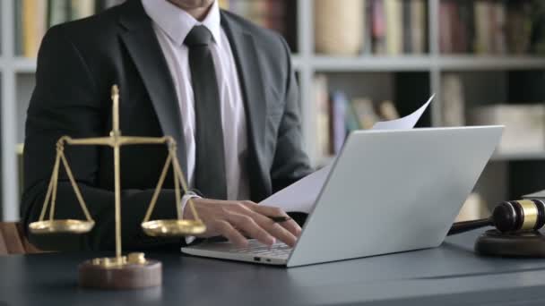 Κοντινό πλάνο Shoot of Lawyer Hand making Notes με Laptop στην αίθουσα δικαστηρίου — Αρχείο Βίντεο