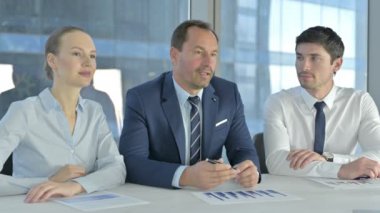Hırslı Yönetici İş Adamları Ofis Masasında Sunum Yapıyor