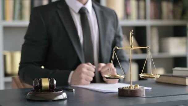 Крупним планом знімок руки адвоката, що показує великі пальці в суді — стокове відео