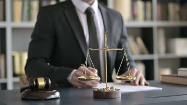 Крупним планом Адвокат Руки пишуть документи в залі суду — стокове відео