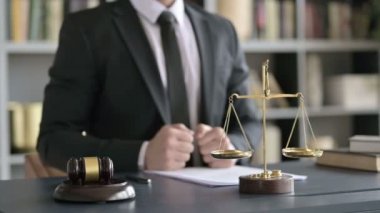 Mahkeme salonunda avukatın elini sıkarken yakın çekim
