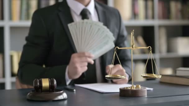 Close-up shoot van advocaat hand holding geld in de rechtbank kamer — Stockvideo
