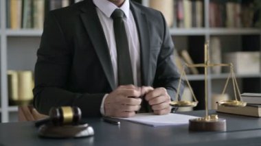 Sinirli Avukat Eli 'nin Çekimini Kapat Mahkeme Salonundaki Belgeyi Kontrol Et
