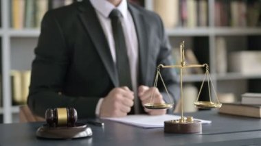Avukatın Eli 'nin, Mahkeme Masası' nı işaret ederek çekimini kapat.