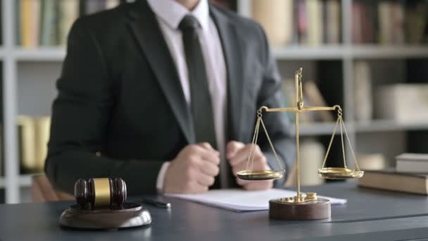 Nahaufnahme eines Anwalts, der mit dem Finger auf den Tisch im Gerichtssaal zeigt — Stockvideo